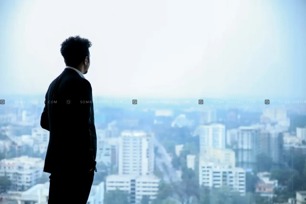 Cư dân đứng nhìn ra thành phố qua cửa kính lớn tại căn hộ The Filmore Đà Nẵng