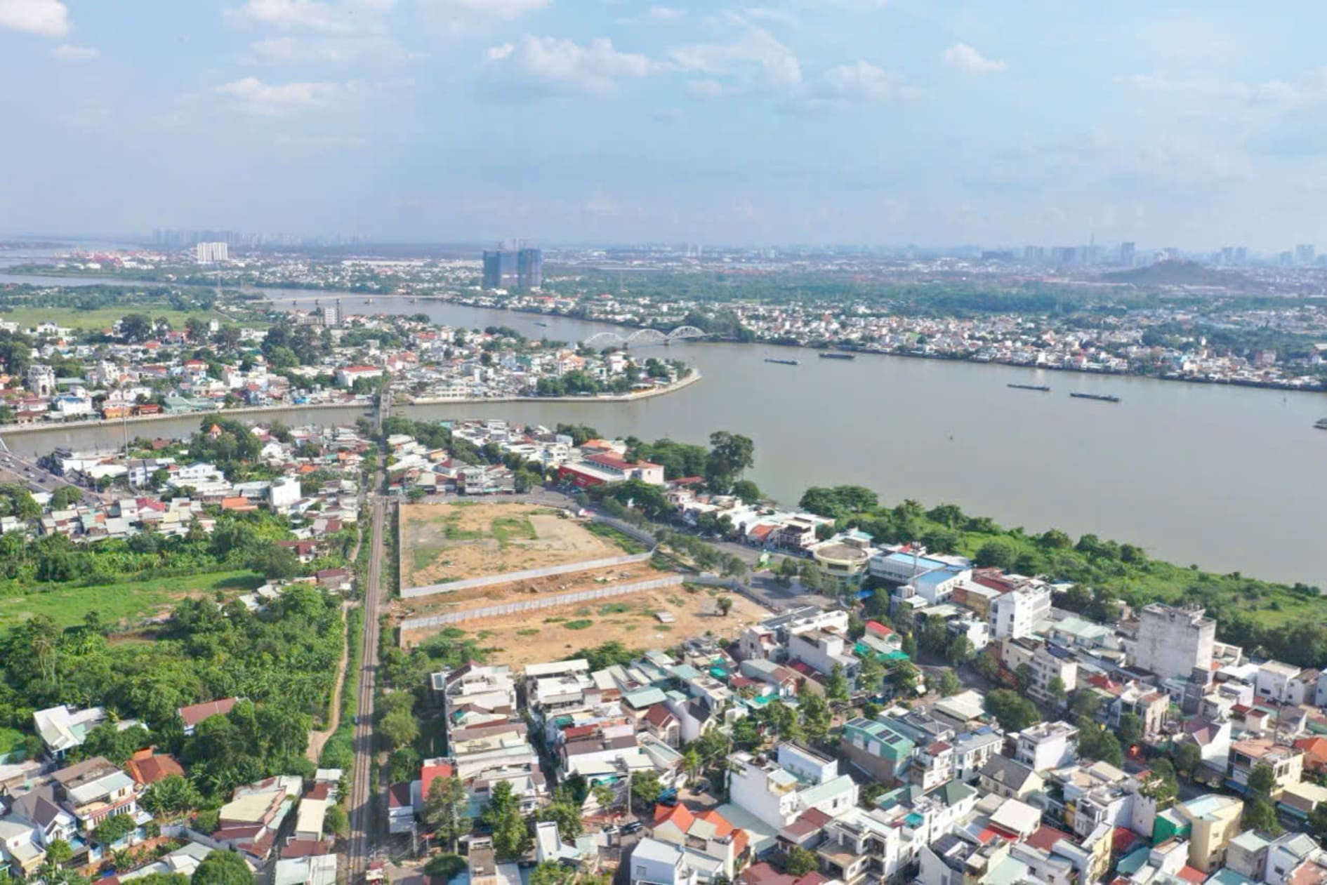 Khu đất dự án căn hộ Biên Hòa SOMA The First nhìn từ trên cao, ba mặt giáp sông, đang san lấp mặt bằng