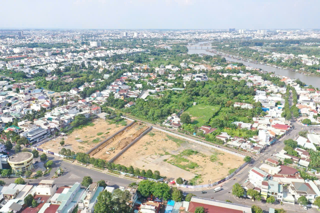 Khu đất dự án SOMA The First đang san lấp mặt bằng, nằm sát bờ sông tại phường Trấn Biên, Đồng Nai