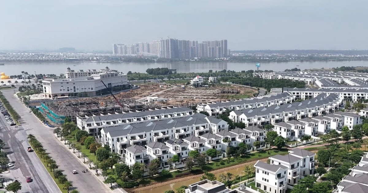 Khu đô thị nhà phố, biệt thự đang thi công ven sông tại Đồng Nai, phía xa là các tòa cao tầng bên kia sông