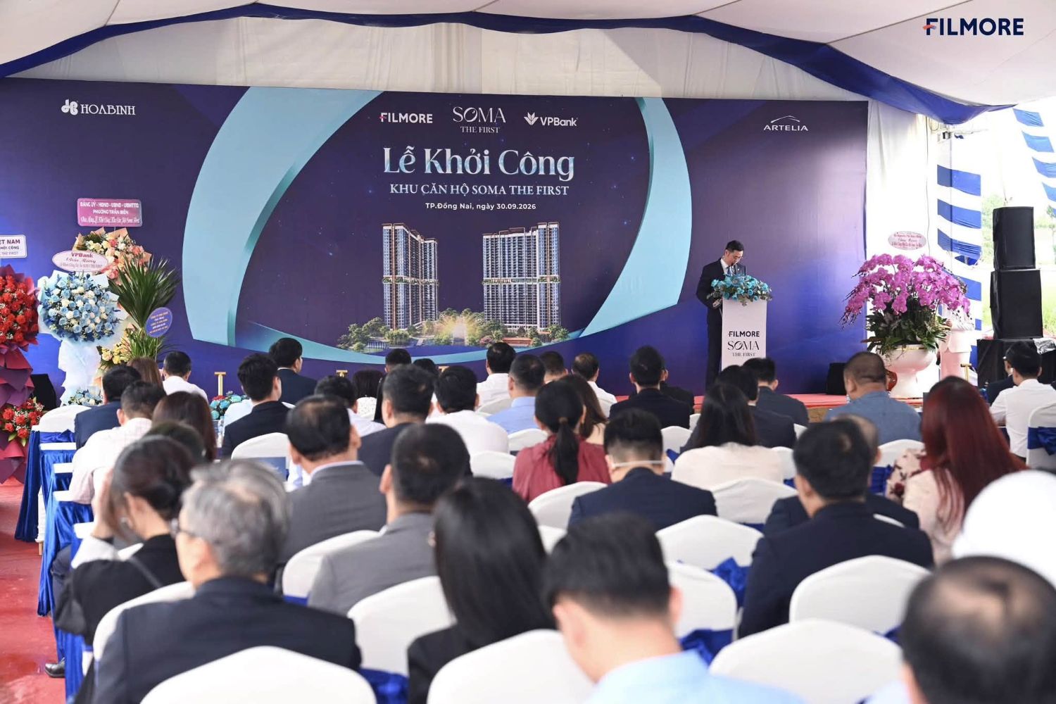 Sân khấu và khách mời tại lễ khởi công khu căn hộ SOMA The First ngày 30/9/2026, tỉnh Đồng Nai, với logo Filmore, Hòa Bình, VPBank, Artelia