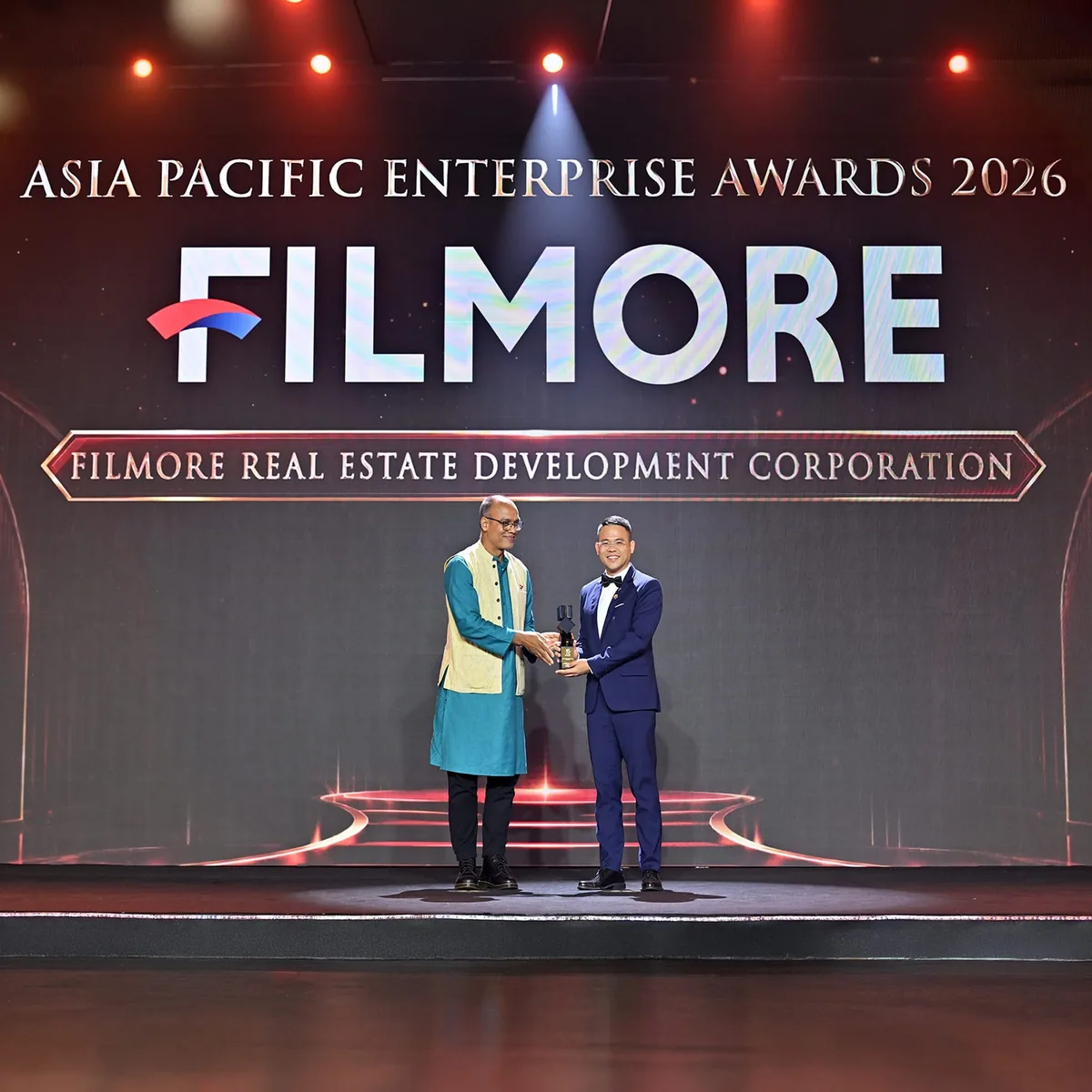 Đại diện Filmore Development nhận cúp Corporate Excellence tại lễ trao giải APEA 2026